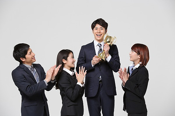 포토 JPG 스튜디오촬영 외국인 해외기획촬영 라이프스타일 여자 남자 비즈니스 모션 성공 함께함 실내 서기 미소 들기 사람 동양인 정장 손짓 여러명 상반신 20대 청년 성인 앞모습 옆모습 비즈니스라이프 축하 직장인 비즈니스맨 비즈니스우먼 목표 계획 일본인 박수 트로피 동료 열정 2015년일본 청년만 성인만 국내포토 직업 옷 감정 뷰포인트 다수 컨셉 관계 표정 인종 내부 생활 상_우승 파일형식