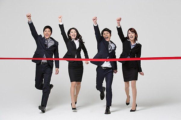 포토 JPG 스튜디오촬영 전신 외국인 해외기획촬영 라이프스타일 여자 남자 비즈니스 모션 성공 협력 함께함 실내 미소 사람 동양인 정장 손짓 여러명 20대 청년 성인 앞모습 비즈니스라이프 달리기 직장인 비즈니스맨 비즈니스우먼 목표 계획 일본인 동료 열정 결승선 손뻗기 2015년일본 청년만 성인만 국내포토 직업 옷 감정 뷰포인트 다수 컨셉 관계 표정 인종 내부 생활 파일형식