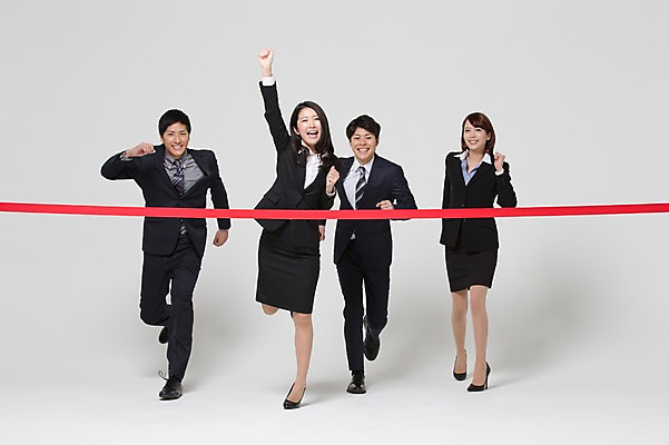 포토 JPG 스튜디오촬영 전신 외국인 해외기획촬영 라이프스타일 여자 남자 비즈니스 모션 성공 함께함 실내 미소 사람 동양인 손짓 여러명 20대 성인 앞모습 비즈니스라이프 달리기 경쟁 비즈니스맨 비즈니스우먼 목표 계획 일본인 열정 결승선 손뻗기 2015년일본 청년만 성인만 국내포토 감정 뷰포인트 다수 컨셉 표정 인종 청년 내부 생활 직장인 파일형식