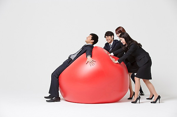 포토 JPG 스튜디오촬영 전신 외국인 해외기획촬영 라이프스타일 여자 남자 비즈니스 공 모션 성공 함께함 실내 서기 사람 동양인 정장 여러명 20대 청년 성인 옆모습 비즈니스라이프 눕기 직장인 비즈니스맨 비즈니스우먼 목표 밀기 계획 일본인 동료 열정 2015년일본 청년만 성인만 국내포토 직업 옷 감정 뷰포인트 다수 컨셉 관계 인종 내부 생활 파일형식