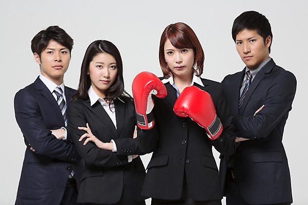 포토 JPG 스튜디오촬영 외국인 해외기획촬영 라이프스타일 여자 남자 비즈니스 모션 함께함 실내 서기 사람 동양인 정장 손짓 여러명 상반신 20대 청년 성인 앞모습 비즈니스라이프 팔짱 권투 글러브 권투글러브 직장인 비즈니스맨 비즈니스우먼 일본인 동료 2015년일본 청년만 성인만 국내포토 직업 옷 스포츠용품 뷰포인트 장갑 다수 컨셉 관계 인종 내부 생활 격투기 파일형식