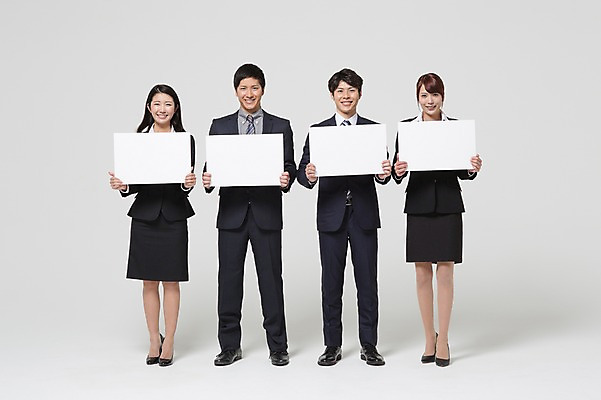포토 JPG 스튜디오촬영 전신 외국인 해외기획촬영 라이프스타일 배너 여자 남자 비즈니스 모션 사각프레임 함께함 광고판 실내 서기 미소 들기 사람 동양인 정장 여러명 20대 청년 성인 앞모습 비즈니스라이프 직장인 비즈니스맨 비즈니스우먼 목표 계획 일본인 알림 동료 열정 소통 2015년일본 청년만 성인만 국내포토 직업 옷 감정 뷰포인트 다수 컨셉 관계 프레임 알림판 표정 인종 내부 생활 사각형 판 파일형식