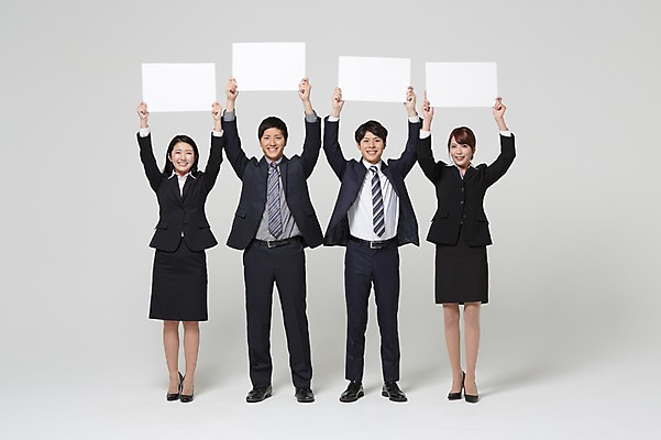 포토 JPG 스튜디오촬영 전신 외국인 해외기획촬영 라이프스타일 배너 여자 남자 비즈니스 모션 사각프레임 함께함 광고판 실내 서기 미소 들기 사람 동양인 정장 여러명 20대 청년 성인 앞모습 비즈니스라이프 직장인 비즈니스맨 비즈니스우먼 목표 계획 일본인 알림 동료 열정 소통 2015년일본 청년만 성인만 국내포토 직업 옷 감정 뷰포인트 다수 컨셉 관계 프레임 알림판 표정 인종 내부 생활 사각형 판 파일형식