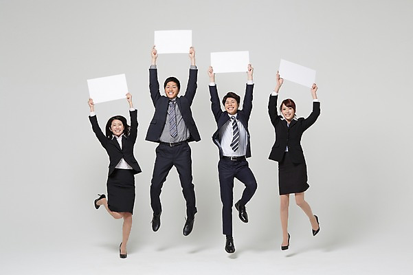 포토 JPG 스튜디오촬영 전신 외국인 해외기획촬영 라이프스타일 배너 여자 남자 비즈니스 모션 사각프레임 함께함 광고판 실내 서기 들기 사람 동양인 정장 여러명 20대 청년 성인 앞모습 비즈니스라이프 점프 직장인 비즈니스맨 비즈니스우먼 목표 계획 일본인 알림 동료 열정 소통 2015년일본 청년만 성인만 국내포토 직업 옷 감정 뷰포인트 다수 컨셉 관계 프레임 알림판 인종 내부 생활 사각형 판 파일형식