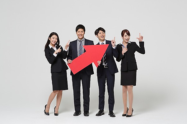 포토 JPG 스튜디오촬영 전신 외국인 해외기획촬영 라이프스타일 배너 여자 남자 화살표 비즈니스 모션 함께함 실내 서기 들기 사람 동양인 정장 손짓 여러명 20대 청년 성인 앞모습 비즈니스라이프 가리킴 직장인 비즈니스맨 비즈니스우먼 목표 계획 일본인 알림 동료 상승 열정 소통 2015년일본 청년만 성인만 국내포토 직업 옷 감정 뷰포인트 다수 컨셉 관계 인종 내부 생활 파일형식
