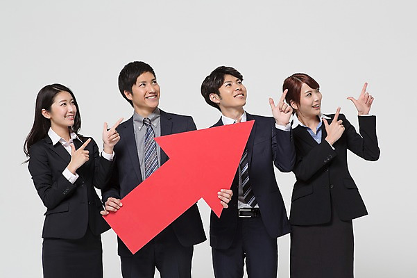 포토 JPG 스튜디오촬영 외국인 해외기획촬영 라이프스타일 배너 응시 여자 남자 화살표 비즈니스 모션 함께함 실내 서기 미소 들기 사람 동양인 정장 손짓 여러명 상반신 20대 청년 성인 앞모습 비즈니스라이프 가리킴 직장인 비즈니스맨 비즈니스우먼 목표 계획 일본인 알림 동료 상승 열정 소통 2015년일본 청년만 성인만 국내포토 직업 시선 옷 감정 뷰포인트 다수 컨셉 관계 표정 인종 내부 생활 파일형식