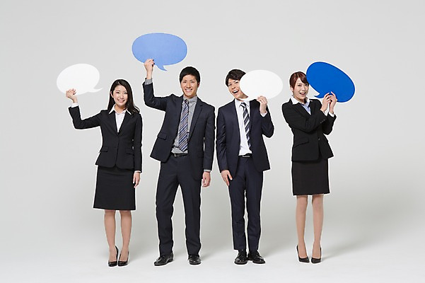 포토 JPG 스튜디오촬영 전신 외국인 해외기획촬영 라이프스타일 배너 여자 남자 말풍선 비즈니스 모션 프레임 함께함 실내 서기 미소 들기 사람 동양인 정장 여러명 20대 청년 성인 앞모습 비즈니스라이프 직장인 비즈니스맨 비즈니스우먼 목표 계획 일본인 동료 열정 소통 2015년일본 청년만 성인만 국내포토 직업 옷 감정 뷰포인트 다수 컨셉 관계 표정 인종 내부 생활 파일형식