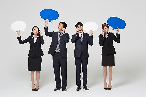 포토 JPG 스튜디오촬영 전신 외국인 해외기획촬영 라이프스타일 여자 남자 말풍선 비즈니스 모션 프레임 함께함 실내 서기 미소 들기 사람 동양인 정장 여러명 20대 청년 성인 앞모습 비즈니스라이프 스마트폰 직장인 비즈니스맨 비즈니스우먼 목표 계획 일본인 동료 열정 통화 소통 2015년일본 청년만 성인만 국내포토 직업 옷 감정 뷰포인트 다수 컨셉 관계 표정 인종 내부 생활 핸드폰 스마트기기 파일형식