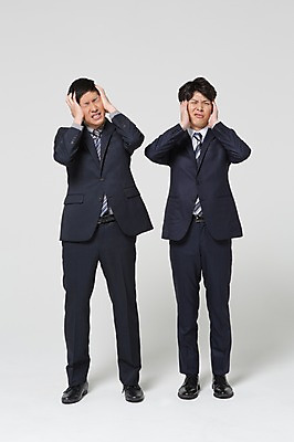 포토 JPG 스튜디오촬영 전신 외국인 해외기획촬영 라이프스타일 남자 비즈니스 모션 스트레스 실내 서기 사람 동양인 정장 손짓 20대 청년 성인 두명 앞모습 비즈니스라이프 고통 직장인 비즈니스맨 찡그림 일본인 동료 두통 2015년일본 남자만 성인남자만 청년만 청년남자만 성인만 국내포토 직업 옷 감정 뷰포인트 관계 표정 인종 내부 생활 질병 파일형식