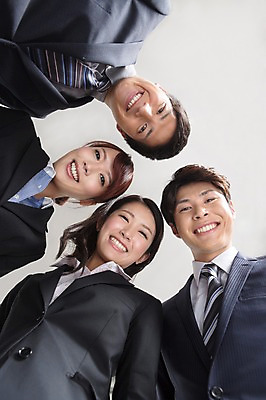 포토 JPG 스튜디오촬영 외국인 해외기획촬영 라이프스타일 여자 남자 로우앵글 비즈니스 모션 함께함 실내 서기 미소 사람 동양인 정장 여러명 상반신 20대 청년 성인 앞모습 비즈니스라이프 직장인 비즈니스맨 비즈니스우먼 일본인 동료 2015년일본 청년만 성인만 내려보기 국내포토 직업 옷 뷰포인트 다수 컨셉 관계 표정 인종 내부 생활 파일형식