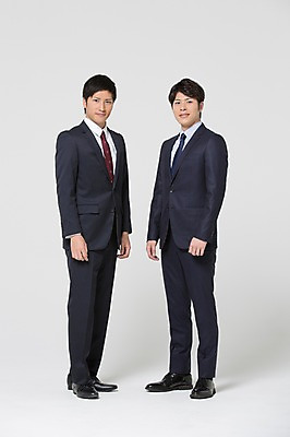 포토 JPG 스튜디오촬영 전신 외국인 해외기획촬영 라이프스타일 남자 비즈니스 모션 실내 서기 미소 사람 동양인 정장 20대 청년 성인 두명 앞모습 비즈니스라이프 직장인 비즈니스맨 일본인 동료 2015년일본 남자만 성인남자만 청년만 청년남자만 성인만 국내포토 직업 옷 뷰포인트 관계 표정 인종 내부 생활 파일형식