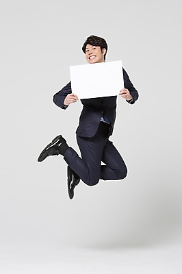 포토 JPG 스튜디오촬영 전신 외국인 해외기획촬영 라이프스타일 배너 남자 비즈니스 모션 사각프레임 광고판 실내 한명 미소 들기 사람 동양인 정장 20대 청년 성인 앞모습 비즈니스라이프 점프 직장인 비즈니스맨 일본인 알림 2015년일본 남자만 남자한명만 성인남자만 청년만 청년남자만 청년남자한명만 성인한명만 성인남자한명만 성인만 국내포토 직업 1 옷 뷰포인트 프레임 알림판 표정 인종 내부 생활 사각형 판 파일형식