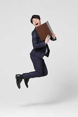 포토 JPG 스튜디오촬영 전신 외국인 해외기획촬영 라이프스타일 남자 비즈니스 모션 실내 한명 미소 들기 사람 동양인 정장 20대 청년 성인 옆모습 비즈니스라이프 점프 직장인 비즈니스맨 일본인 결재판 2015년일본 남자만 남자한명만 성인남자만 청년만 청년남자만 청년남자한명만 성인한명만 성인남자한명만 성인만 국내포토 직업 1 옷 뷰포인트 표정 인종 내부 생활 결재 파일형식