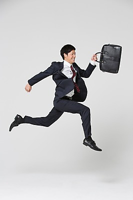 포토 JPG 스튜디오촬영 전신 외국인 해외기획촬영 라이프스타일 남자 서류가방 비즈니스 모션 실내 한명 미소 들기 사람 동양인 정장 20대 청년 성인 옆모습 비즈니스라이프 점프 직장인 비즈니스맨 일본인 2015년일본 남자만 남자한명만 성인남자만 청년만 청년남자만 청년남자한명만 성인한명만 성인남자한명만 성인만 국내포토 직업 1 옷 뷰포인트 가방 표정 인종 내부 생활 파일형식