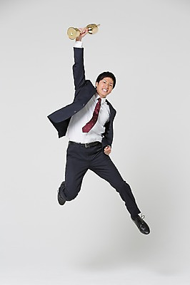 포토 JPG 스튜디오촬영 전신 외국인 해외기획촬영 라이프스타일 남자 비즈니스 모션 실내 한명 들기 사람 동양인 정장 20대 청년 성인 앞모습 비즈니스라이프 점프 우승 직장인 비즈니스맨 일본인 트로피 2015년일본 남자만 남자한명만 성인남자만 청년만 청년남자만 청년남자한명만 성인한명만 성인남자한명만 성인만 국내포토 직업 1 옷 뷰포인트 인종 내부 생활 최고 상_우승 파일형식