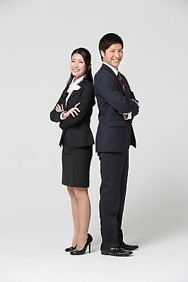 포토 JPG 스튜디오촬영 전신 외국인 해외기획촬영 라이프스타일 여자 남자 비즈니스 모션 함께함 실내 서기 미소 사람 동양인 정장 20대 청년 성인 두명 옆모습 비즈니스라이프 팔짱 등맞대기 직장인 비즈니스맨 비즈니스우먼 일본인 동료 2015년일본 청년만 성인만 국내포토 직업 옷 뷰포인트 컨셉 관계 표정 인종 내부 생활 파일형식