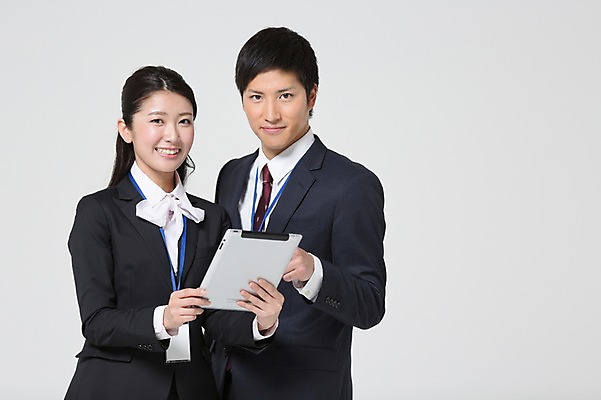 포토 JPG 스튜디오촬영 외국인 해외기획촬영 라이프스타일 여자 남자 비즈니스 모션 함께함 실내 서기 미소 들기 사람 동양인 정장 상반신 20대 청년 성인 두명 앞모습 비즈니스라이프 태블릿 직장인 비즈니스맨 비즈니스우먼 일본인 동료 2015년일본 청년만 성인만 국내포토 직업 옷 뷰포인트 컨셉 관계 표정 인종 내부 생활 전자제품 스마트기기 파일형식