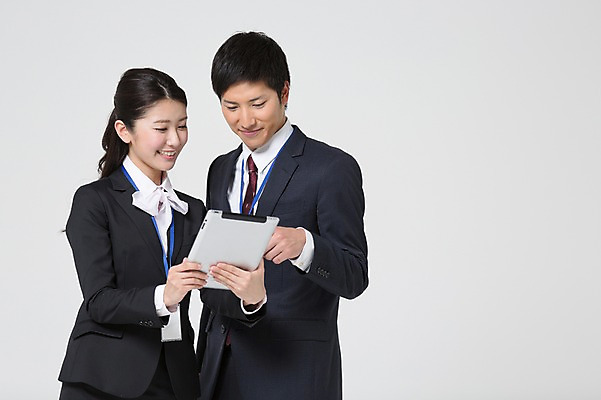 포토 JPG 스튜디오촬영 외국인 해외기획촬영 라이프스타일 응시 여자 남자 비즈니스 모션 함께함 실내 이야기 대화 서기 미소 들기 사람 동양인 정장 상반신 20대 청년 성인 두명 앞모습 비즈니스라이프 태블릿 직장인 비즈니스맨 비즈니스우먼 일본인 동료 2015년일본 청년만 성인만 국내포토 직업 시선 옷 뷰포인트 컨셉 관계 표정 말하기 인종 내부 생활 전자제품 스마트기기 파일형식