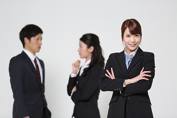 포토 JPG 스튜디오촬영 외국인 해외기획촬영 라이프스타일 여자 남자 비즈니스 모션 함께함 실내 대화 서기 미소 사람 동양인 정장 상반신 20대 청년 성인 앞모습 옆모습 아웃포커스 세명 비즈니스라이프 팔짱 직장인 비즈니스맨 비즈니스우먼 일본인 동료 2015년일본 청년만 성인만 국내포토 직업 옷 뷰포인트 컨셉 관계 촬영기법 표정 말하기 인종 내부 생활 파일형식