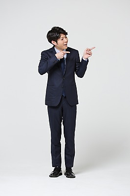 포토 JPG 스튜디오촬영 전신 외국인 해외기획촬영 라이프스타일 응시 남자 비즈니스 모션 실내 한명 서기 사람 동양인 정장 손짓 20대 청년 성인 앞모습 비즈니스라이프 가리킴 직장인 비즈니스맨 일본인 2015년일본 남자만 남자한명만 성인남자만 청년만 청년남자만 청년남자한명만 성인한명만 성인남자한명만 성인만 국내포토 직업 1 시선 옷 뷰포인트 인종 내부 생활 파일형식