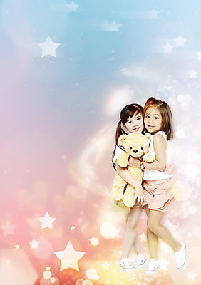 JPG 전신 외국인 편집이미지 여자 별 어린이 포즈 서기 사람 동양인 두명 곰인형 화려 우아함 디지털합성 역동적 보케 특별함 디지털아트 다이나믹 여자만 어린이만 소녀만 편집실사 자연요소 인형 컨셉 모션 인종 CG 파일형식