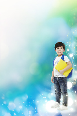 JPG 전신 편집이미지 남자 어린이 포즈 책가방 한명 서기 사람 동양인 책 한국인 화려 우아함 디지털합성 역동적 보케 등교 특별함 디지털아트 다이나믹 남자만 남자한명만 어린이만 소년만 소년한명만 편집실사 1 컨셉 가방 모션 인종 CG 등하교 파일형식