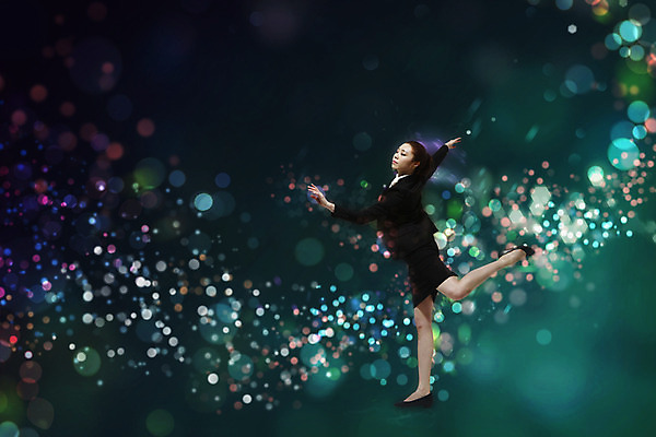 JPG 편집이미지 여자 포즈 한명 사람 동양인 정장 성인 한국인 비즈니스우먼 화려 우아함 디지털합성 역동적 보케 특별함 디지털아트 다이나믹 여자만 여자한명만 성인여자만 성인만 편집실사 1 옷 컨셉 비즈니스 인종 직장인 CG 파일형식