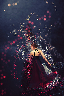 JPG 편집이미지 드레스 여자 포즈 한명 사람 동양인 성인 한국인 춤 화려 우아함 디지털합성 역동적 보케 특별함 디지털아트 다이나믹 여자만 여자한명만 성인여자만 성인만 편집실사 1 옷 컨셉 문화예술 인종 CG 파일형식