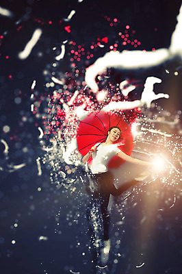 JPG 편집이미지 여자 포즈 우산 한명 사람 동양인 성인 한국인 춤 화려 우아함 디지털합성 역동적 보케 특별함 디지털아트 다이나믹 여자만 여자한명만 성인여자만 성인만 편집실사 1 컨셉 문화예술 인종 CG 파일형식