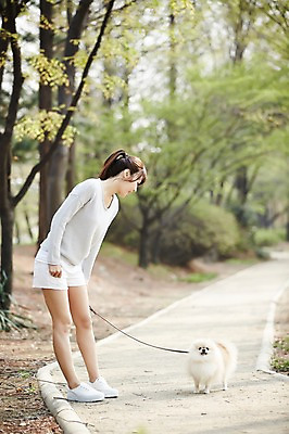 포토 JPG 주간 전신 한마리 우먼라이프 라이프스타일 응시 공원 여자 함께함 한명 서기 미소 사람 동양인 20대 성인 야외 옆모습 반려동물 산책 산책로 한국인 강아지 목줄 소통 반려 포메라니안 여자만 여자한명만 성인여자만 청년만 청년여자만 성인한명만 청년여자한명만 성인여자한명만 성인만 내려보기 펫팸족 국내포토 자연요소 동물 1 시선 공공시설 길 뷰포인트 컨셉 모션 휴식 표정 인종 청년 생활 개 신조어 파일형식 반려용품