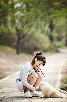 포토 JPG 주간 전신 한마리 우먼라이프 라이프스타일 응시 공원 여자 함께함 한명 웃음 사람 앉기 동양인 20대 성인 야외 옆모습 반려동물 산책 산책로 만지기 한국인 강아지 목줄 소통 반려 포메라니안 여자만 여자한명만 성인여자만 청년만 청년여자만 성인한명만 청년여자한명만 성인여자한명만 성인만 내려보기 펫팸족 국내포토 자연요소 동물 1 시선 공공시설 길 뷰포인트 컨셉 모션 휴식 표정 인종 청년 생활 개 신조어 파일형식 반려용품