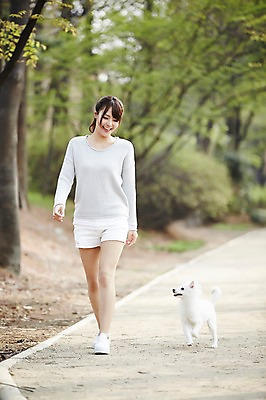 포토 JPG 주간 전신 한마리 우먼라이프 라이프스타일 응시 공원 여자 함께함 한명 서기 미소 웃음 사람 동양인 20대 성인 야외 앞모습 아웃포커스 반려동물 걷기 산책 산책로 한국인 강아지 소통 반려 여자만 여자한명만 성인여자만 청년만 청년여자만 성인한명만 청년여자한명만 성인여자한명만 성인만 내려보기 펫팸족 스피츠 국내포토 자연요소 동물 1 시선 공공시설 길 뷰포인트 컨셉 모션 휴식 촬영기법 표정 인종 청년 생활 개 신조어 파일형식