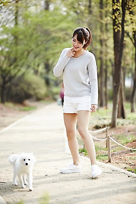 포토 JPG 주간 전신 한마리 우먼라이프 라이프스타일 응시 공원 여자 함께함 한명 서기 미소 사람 동양인 20대 성인 야외 옆모습 아웃포커스 반려동물 걷기 산책 산책로 한국인 강아지 소통 반려 여자만 여자한명만 성인여자만 청년만 청년여자만 성인한명만 청년여자한명만 성인여자한명만 성인만 내려보기 펫팸족 스피츠 국내포토 자연요소 동물 1 시선 공공시설 길 뷰포인트 컨셉 모션 휴식 촬영기법 표정 인종 청년 생활 개 신조어 파일형식