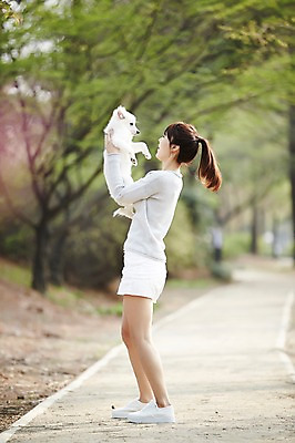 포토 JPG 주간 전신 한마리 우먼라이프 라이프스타일 공원 여자 안기 함께함 한명 서기 사람 동양인 20대 성인 야외 옆모습 아웃포커스 반려동물 마주보기 산책 산책로 한국인 강아지 소통 반려 여자만 여자한명만 성인여자만 청년만 청년여자만 성인한명만 청년여자한명만 성인여자한명만 성인만 펫팸족 스피츠 국내포토 자연요소 동물 1 공공시설 길 뷰포인트 컨셉 모션 휴식 촬영기법 인종 청년 생활 개 신조어 파일형식