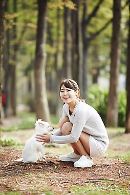 포토 JPG 주간 전신 한마리 우먼라이프 라이프스타일 공원 여자 안기 함께함 한명 미소 사람 앉기 동양인 20대 성인 야외 옆모습 아웃포커스 반려동물 산책 한국인 강아지 소통 반려 여자만 여자한명만 성인여자만 청년만 청년여자만 성인한명만 청년여자한명만 성인여자한명만 성인만 쓰다듬기 펫팸족 스피츠 국내포토 자연요소 동물 1 공공시설 뷰포인트 컨셉 모션 휴식 촬영기법 표정 인종 청년 생활 개 신조어 파일형식
