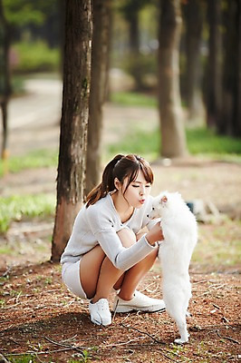 포토 JPG 주간 전신 한마리 우먼라이프 라이프스타일 공원 여자 함께함 한명 들기 사람 앉기 동양인 20대 성인 야외 아웃포커스 반려동물 산책 한국인 강아지 연습 소통 반려 여자만 여자한명만 성인여자만 청년만 청년여자만 성인한명만 청년여자한명만 성인여자한명만 성인만 펫팸족 스피츠 국내포토 자연요소 동물 1 공공시설 컨셉 모션 휴식 촬영기법 인종 청년 생활 개 신조어 파일형식