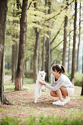 포토 JPG 주간 전신 한마리 우먼라이프 라이프스타일 공원 여자 함께함 한명 미소 들기 사람 앉기 동양인 20대 성인 야외 옆모습 반려동물 산책 한국인 강아지 연습 소통 반려 여자만 여자한명만 성인여자만 청년만 청년여자만 성인한명만 청년여자한명만 성인여자한명만 성인만 펫팸족 스피츠 국내포토 자연요소 동물 1 공공시설 뷰포인트 컨셉 모션 휴식 표정 인종 청년 생활 개 신조어 파일형식