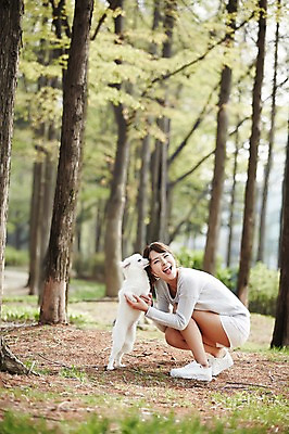 포토 JPG 주간 전신 한마리 우먼라이프 라이프스타일 공원 여자 함께함 한명 웃음 들기 사람 앉기 동양인 20대 성인 야외 옆모습 반려동물 산책 한국인 강아지 연습 소통 반려 여자만 여자한명만 성인여자만 청년만 청년여자만 성인한명만 청년여자한명만 성인여자한명만 성인만 펫팸족 스피츠 국내포토 자연요소 동물 1 공공시설 뷰포인트 컨셉 모션 휴식 표정 인종 청년 생활 개 신조어 파일형식