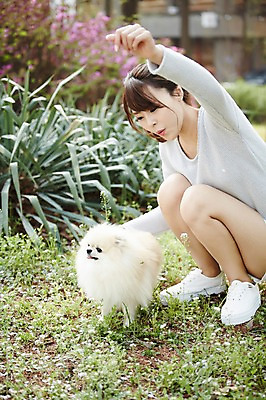 포토 JPG 주간 전신 한마리 우먼라이프 라이프스타일 공원 여자 꽃밭 함께함 한명 사람 앉기 동양인 손짓 초원 20대 성인 야외 반려동물 산책 한국인 강아지 소통 반려 포메라니안 여자만 여자한명만 성인여자만 청년만 청년여자만 성인한명만 청년여자한명만 성인여자한명만 성인만 펫팸족 국내포토 자연요소 동물 1 공공시설 꽃 컨셉 모션 휴식 인종 청년 생활 개 신조어 파일형식