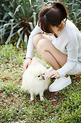 포토 JPG 주간 전신 한마리 우먼라이프 라이프스타일 공원 여자 꽃 꽃밭 함께함 한명 들기 사람 앉기 동양인 초원 20대 성인 야외 옆모습 반려동물 산책 한국인 강아지 냄새 소통 반려 포메라니안 여자만 여자한명만 성인여자만 청년만 청년여자만 성인한명만 청년여자한명만 성인여자한명만 성인만 펫팸족 국내포토 자연요소 식물 동물 1 공공시설 뷰포인트 컨셉 모션 휴식 인종 청년 생활 개 신조어 파일형식