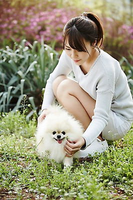 포토 JPG 주간 전신 한마리 우먼라이프 라이프스타일 공원 여자 꽃 꽃밭 함께함 한명 들기 사람 앉기 동양인 초원 20대 성인 야외 옆모습 아웃포커스 반려동물 산책 한국인 강아지 소통 반려 포메라니안 여자만 여자한명만 성인여자만 청년만 청년여자만 성인한명만 청년여자한명만 성인여자한명만 성인만 펫팸족 국내포토 자연요소 식물 동물 1 공공시설 뷰포인트 컨셉 모션 휴식 촬영기법 인종 청년 생활 개 신조어 파일형식