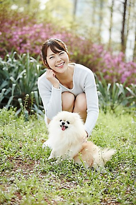 포토 JPG 주간 한마리 우먼라이프 라이프스타일 공원 여자 꽃밭 함께함 한명 웃음 사람 앉기 동양인 초원 상반신 20대 성인 야외 앞모습 아웃포커스 반려동물 산책 한국인 강아지 소통 반려 포메라니안 여자만 여자한명만 성인여자만 청년만 청년여자만 성인한명만 청년여자한명만 성인여자한명만 성인만 펫팸족 국내포토 자연요소 동물 1 공공시설 꽃 뷰포인트 컨셉 모션 휴식 촬영기법 표정 인종 청년 생활 개 신조어 파일형식
