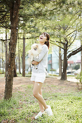 포토 JPG 주간 전신 나무 한마리 우먼라이프 라이프스타일 공원 여자 꽃잎 안기 함께함 한명 서기 웃음 사람 동양인 초원 20대 성인 야외 옆모습 반려동물 산책 한국인 올려보기 강아지 떨어짐 소통 낙화 반려 포메라니안 여자만 여자한명만 성인여자만 청년만 청년여자만 성인한명만 청년여자한명만 성인여자한명만 성인만 펫팸족 국내포토 자연요소 식물 동물 1 공공시설 꽃 뷰포인트 컨셉 모션 휴식 표정 인종 청년 생활 개 신조어 파일형식