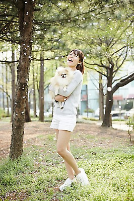 포토 JPG 주간 전신 한마리 우먼라이프 라이프스타일 공원 여자 꽃잎 안기 함께함 한명 서기 웃음 사람 동양인 초원 20대 성인 야외 옆모습 반려동물 산책 한국인 올려보기 강아지 떨어짐 소통 낙화 반려 포메라니안 여자만 여자한명만 성인여자만 청년만 청년여자만 성인한명만 청년여자한명만 성인여자한명만 성인만 펫팸족 국내포토 자연요소 동물 1 공공시설 꽃 뷰포인트 컨셉 모션 휴식 표정 인종 청년 생활 개 신조어 파일형식