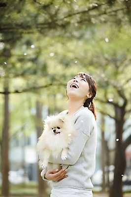 포토 JPG 주간 한마리 우먼라이프 라이프스타일 공원 여자 꽃잎 안기 함께함 한명 웃음 사람 동양인 상반신 20대 성인 야외 옆모습 아웃포커스 반려동물 산책 한국인 올려보기 강아지 떨어짐 소통 낙화 반려 포메라니안 여자만 여자한명만 성인여자만 청년만 청년여자만 성인한명만 청년여자한명만 성인여자한명만 성인만 펫팸족 국내포토 자연요소 동물 1 공공시설 꽃 뷰포인트 컨셉 모션 휴식 촬영기법 표정 인종 청년 생활 개 신조어 파일형식