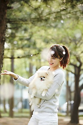 포토 JPG 주간 한마리 우먼라이프 라이프스타일 공원 여자 꽃잎 안기 함께함 한명 서기 미소 사람 동양인 손짓 상반신 20대 성인 야외 옆모습 아웃포커스 반려동물 산책 한국인 강아지 떨어짐 소통 낙화 반려 포메라니안 여자만 여자한명만 성인여자만 청년만 청년여자만 성인한명만 청년여자한명만 성인여자한명만 성인만 펫팸족 국내포토 자연요소 동물 1 공공시설 꽃 뷰포인트 컨셉 모션 휴식 촬영기법 표정 인종 청년 생활 개 신조어 파일형식