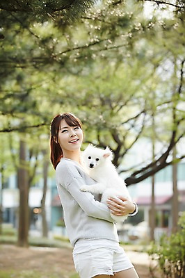 포토 JPG 주간 한마리 우먼라이프 라이프스타일 공원 여자 안기 함께함 한명 서기 미소 사람 동양인 상반신 20대 성인 야외 옆모습 아웃포커스 반려동물 산책 한국인 강아지 소통 반려 여자만 여자한명만 성인여자만 청년만 청년여자만 성인한명만 청년여자한명만 성인여자한명만 성인만 펫팸족 스피츠 국내포토 자연요소 동물 1 공공시설 뷰포인트 컨셉 모션 휴식 촬영기법 표정 인종 청년 생활 개 신조어 파일형식
