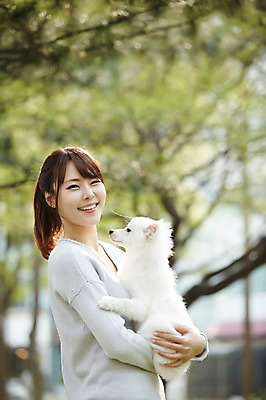 포토 JPG 주간 한마리 우먼라이프 라이프스타일 공원 여자 안기 함께함 한명 미소 사람 동양인 상반신 20대 성인 야외 옆모습 아웃포커스 반려동물 산책 한국인 강아지 소통 반려 여자만 여자한명만 성인여자만 청년만 청년여자만 성인한명만 청년여자한명만 성인여자한명만 성인만 펫팸족 스피츠 국내포토 자연요소 동물 1 공공시설 뷰포인트 컨셉 모션 휴식 촬영기법 표정 인종 청년 생활 개 신조어 파일형식