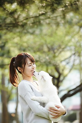 포토 JPG 주간 한마리 우먼라이프 라이프스타일 공원 여자 안기 함께함 한명 사람 동양인 상반신 20대 성인 야외 옆모습 아웃포커스 반려동물 산책 한국인 찡그림 강아지 핥기 소통 반려 여자만 여자한명만 성인여자만 청년만 청년여자만 성인한명만 청년여자한명만 성인여자한명만 성인만 펫팸족 스피츠 국내포토 자연요소 동물 1 공공시설 뷰포인트 컨셉 모션 휴식 촬영기법 표정 인종 청년 생활 개 신조어 파일형식