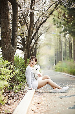 포토 JPG 주간 전신 한마리 우먼라이프 라이프스타일 공원 여자 안기 휴식 함께함 한명 웃음 사람 앉기 동양인 20대 성인 야외 옆모습 반려동물 산책 산책로 한국인 강아지 소통 반려 여자만 여자한명만 성인여자만 청년만 청년여자만 성인한명만 청년여자한명만 성인여자한명만 성인만 펫팸족 스피츠 국내포토 자연요소 동물 1 공공시설 길 뷰포인트 컨셉 모션 표정 인종 청년 생활 개 신조어 파일형식